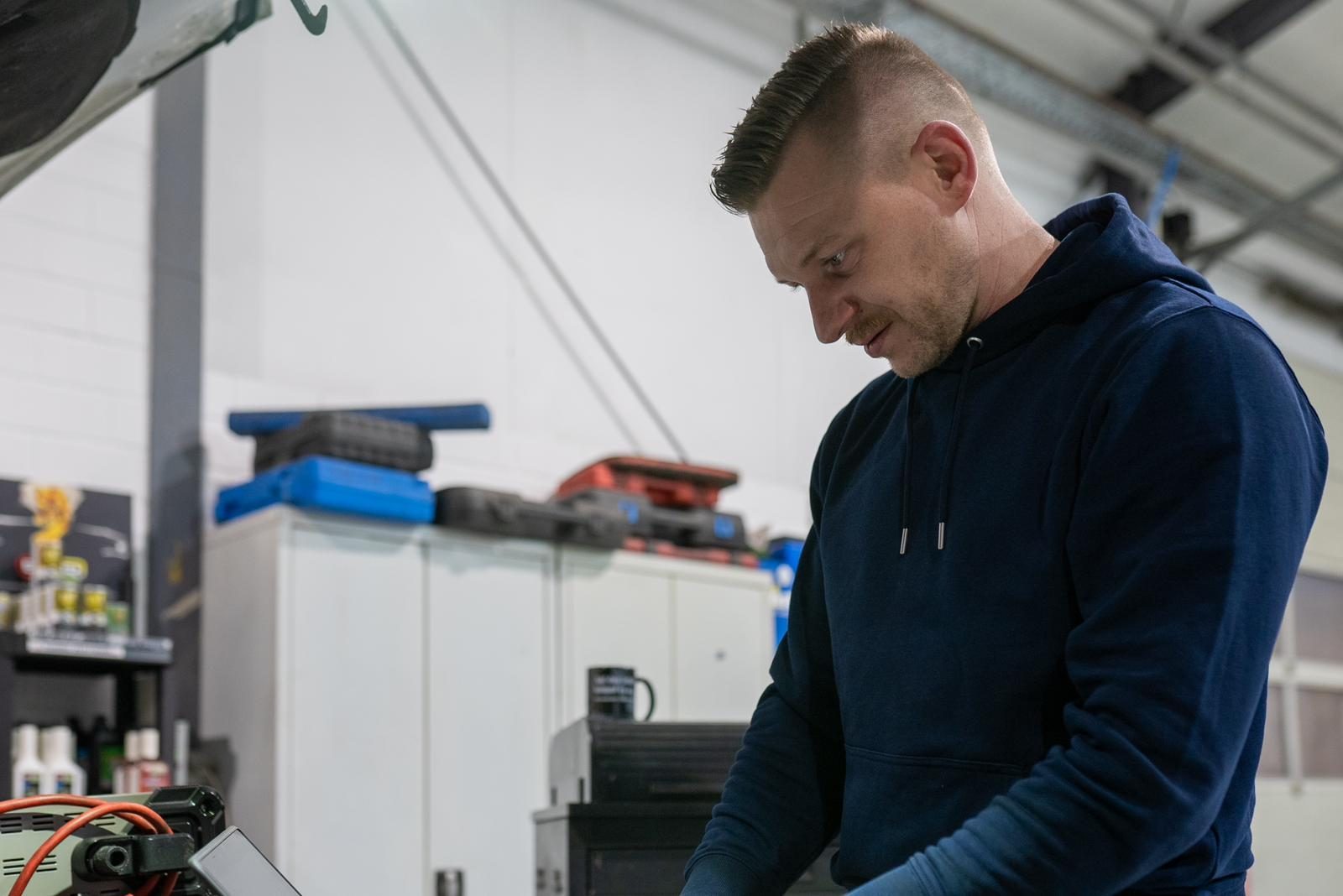 Kim Paetz bei technischer Arbeit
